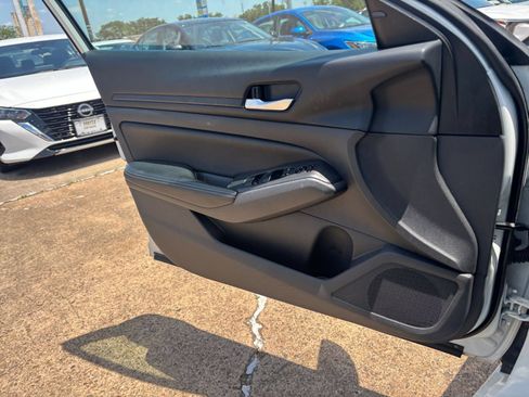 Used 2025 Nissan Altima 2.5 SV FWD image 18