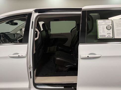 Used 2024 Chrysler Pacifica Touring-L image 47