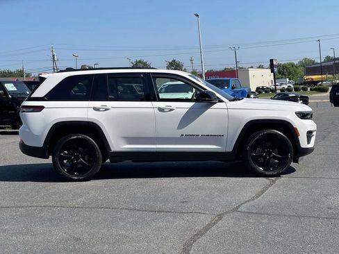 Used 2024 Jeep Grand Cherokee Altitude AWD/4WD image 10
