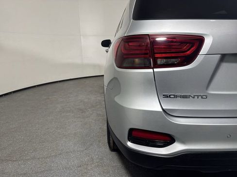 Used 2020 Kia Sorento S image 30