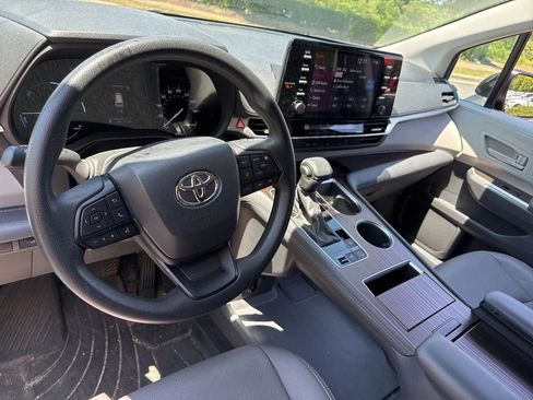 Used 2023 Toyota Sienna LE FWD image 9