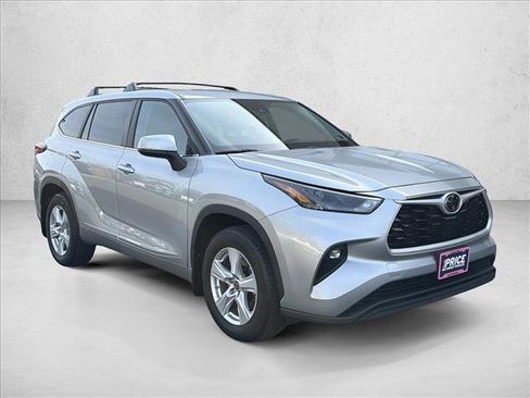 Used 2023 Toyota Highlander LE FWD image 3
