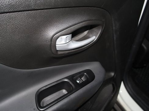 Used 2023 Jeep Renegade Latitude image 18