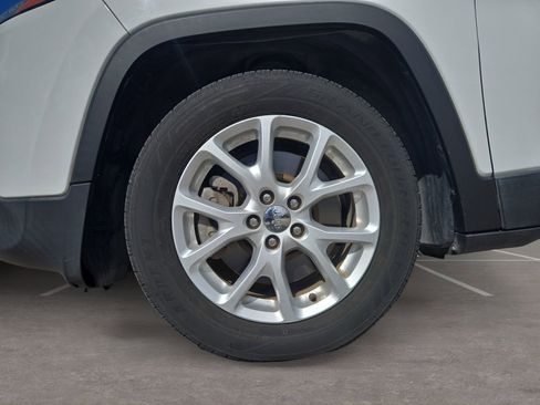 Used 2017 Jeep Cherokee Latitude FWD image 11