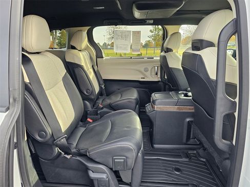 Used 2025 Toyota Sienna Platinum image 12