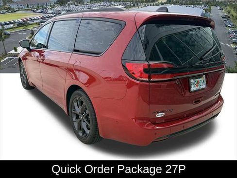 Certified 2025 Chrysler Pacifica Limited image 8