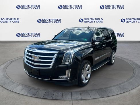 Used 2018 Cadillac Escalade Luxury image 2