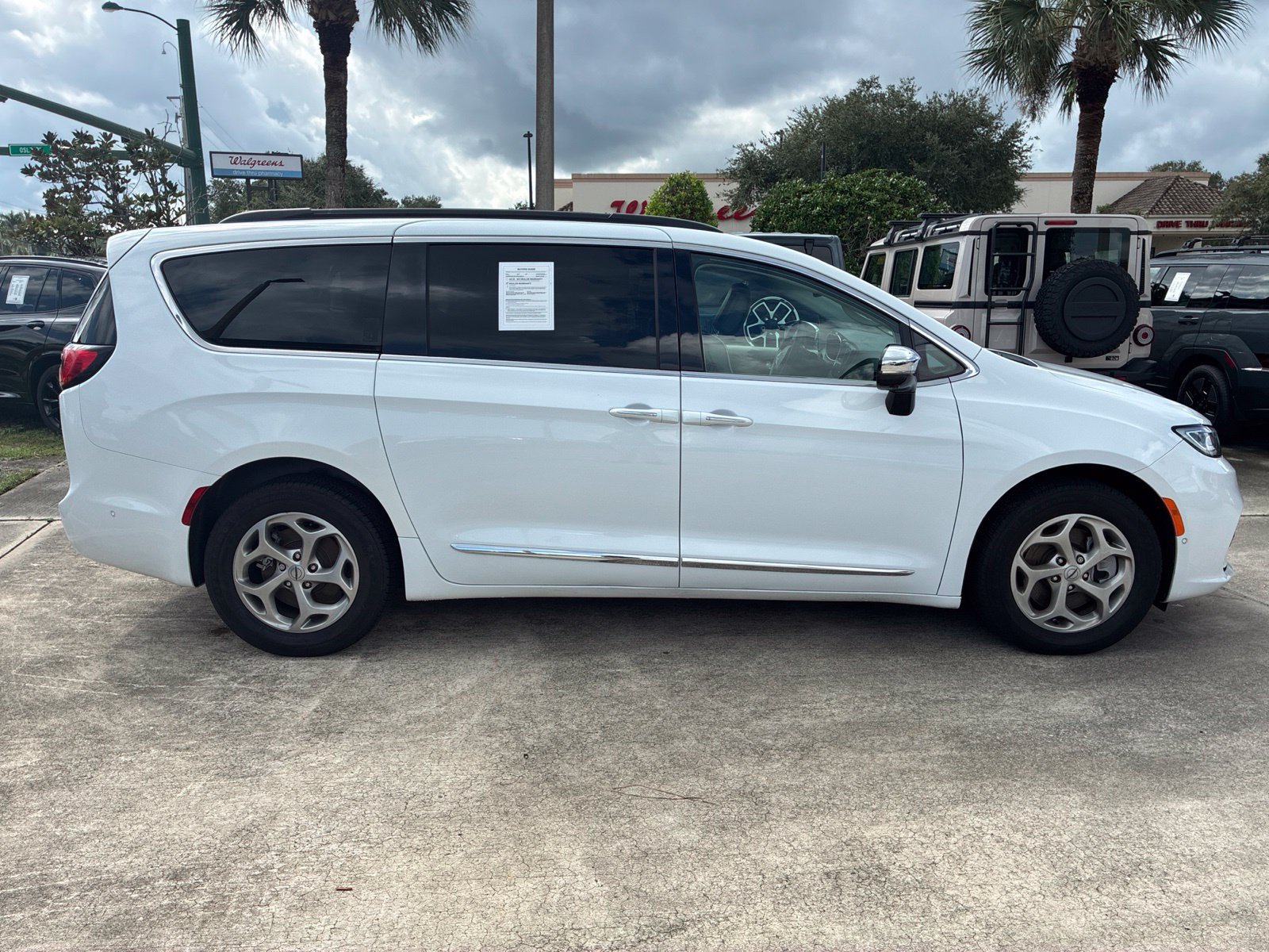 Certified 2023 Chrysler Pacifica Limited AWD/4WD image 6