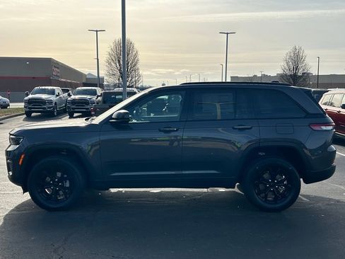 New 2025 Jeep Grand Cherokee Altitude image 3
