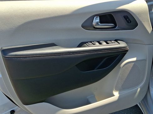 Certified 2023 Chrysler Pacifica Touring-L FWD image 13