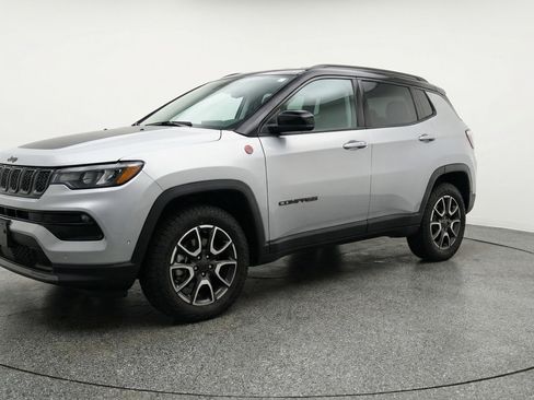 Used 2025 Jeep Compass Trailhawk image 3