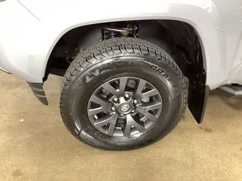 Used 2020 Toyota Tacoma SR5 AWD/4WD image 27