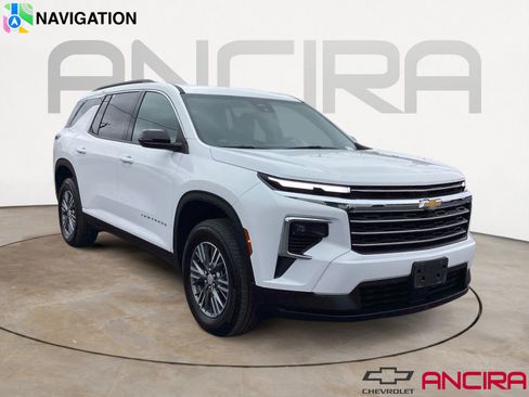 Used 2025 Chevrolet Traverse LT image 1