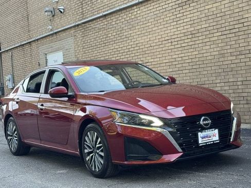 Used 2023 Nissan Altima 2.5 SV w/ SV Premium Package FWD image 2