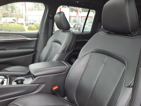 Used 2025 Jeep Grand Cherokee Limited w/ Luxury Tech Group II image 16