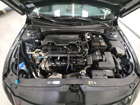 Certified 2025 Hyundai Elantra Limited FWD image 24