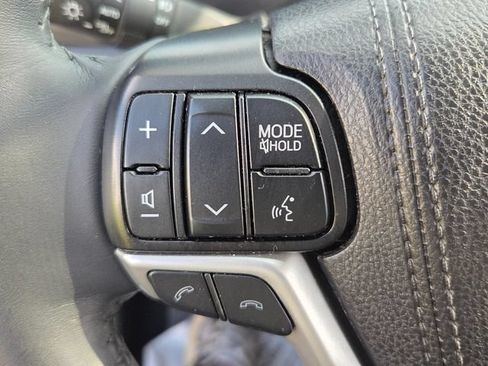Used 2019 Toyota Highlander XLE FWD image 23