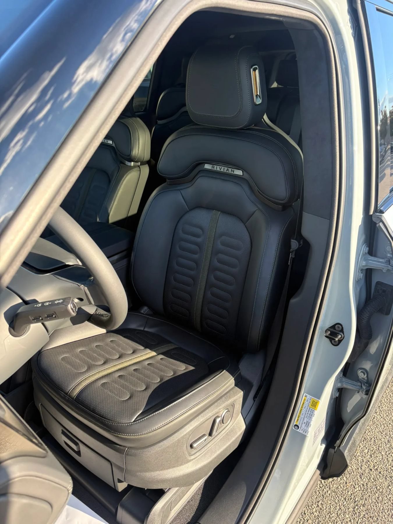 Used 2025 Rivian R1S Adventure Dual AWD/4WD image 6