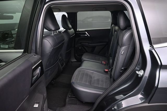 Used 2025 Mitsubishi Outlander SE FWD image 5