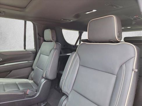Used 2022 GMC Yukon XL SLT w/ SLT Premium Package AWD/4WD image 11