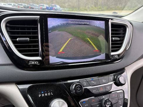 Used 2024 Chrysler Pacifica Touring-L FWD image 38