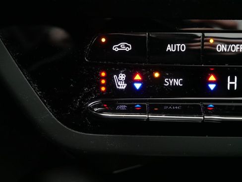 Used 2023 Buick Envision Avenir AWD/4WD image 21