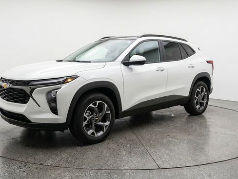 Used 2025 Chevrolet Trax LT FWD image 3
