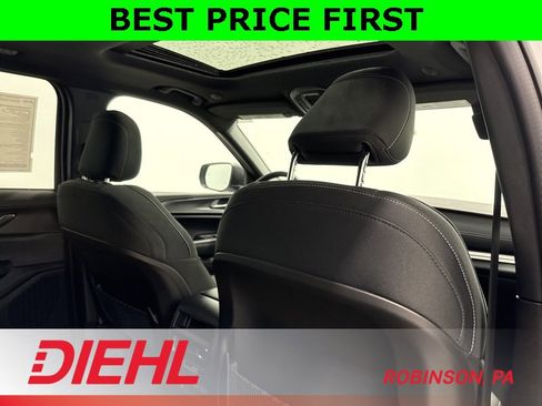 New 2025 Jeep Grand Cherokee Laredo image 12