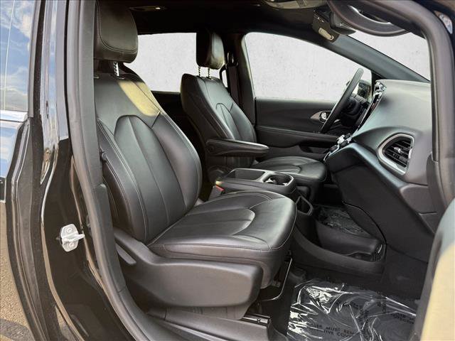 Used 2026 Chrysler Pacifica Select FWD image 10