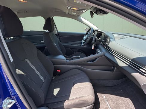 Used 2025 Hyundai Elantra SE image 36