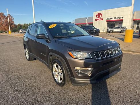 Used 2019 Jeep Compass Latitude image 1