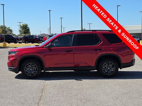Used 2024 Honda Pilot TrailSport image 3