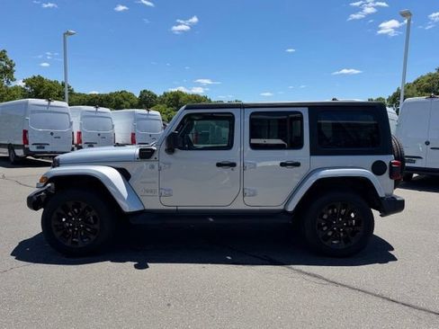 Used 2023 Jeep Wrangler Unlimited Sahara w/ Cold Weather Group AWD/4WD image 4