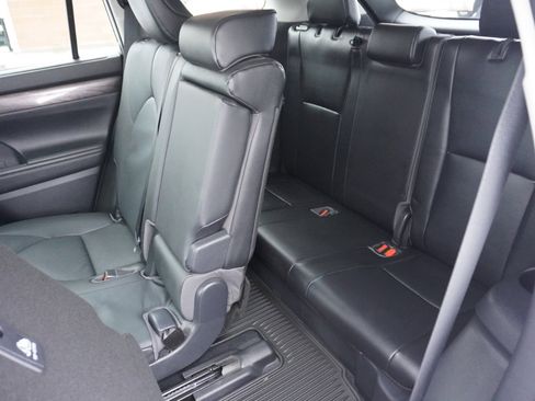 Used 2021 Toyota Highlander Limited image 23