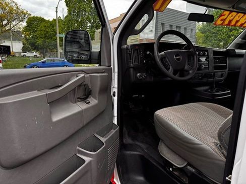Used 2017 GMC Savana 3500 RWD image 8