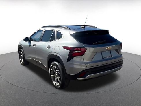 Used 2025 Chevrolet Trax LT w/ LT Convenience Package image 11