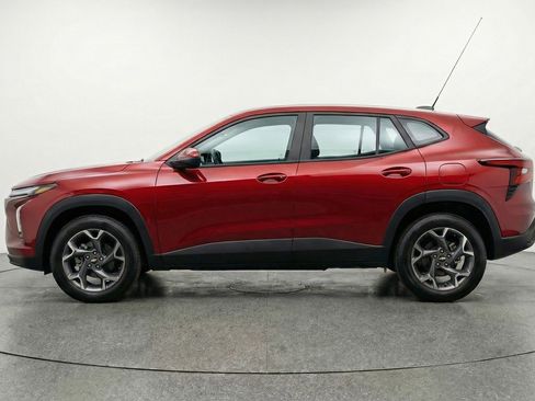 Used 2025 Chevrolet Trax LT w/ LT Convenience Package image 5