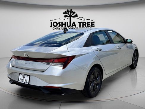 Used 2022 Hyundai Elantra SEL w/ Preferred Accessory Package FWD image 6