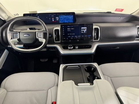 Used 2025 Ford Expedition Platinum AWD/4WD image 14