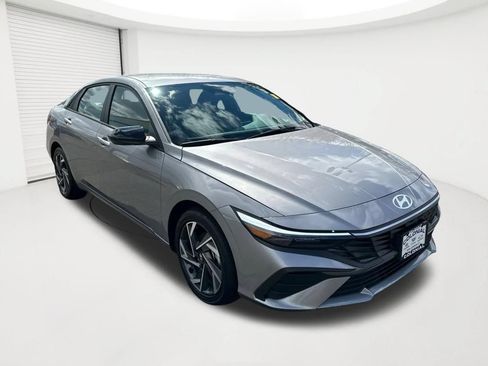 Certified 2025 Hyundai Elantra SEL FWD image 3