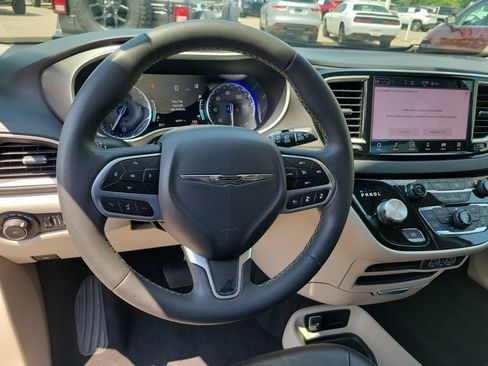 Used 2023 Chrysler Pacifica Touring-L FWD image 24