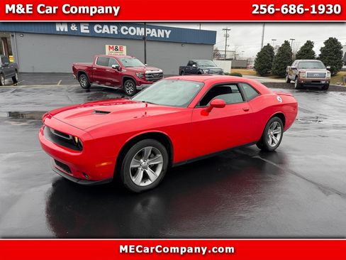 Used 2019 Dodge Challenger SXT image 1