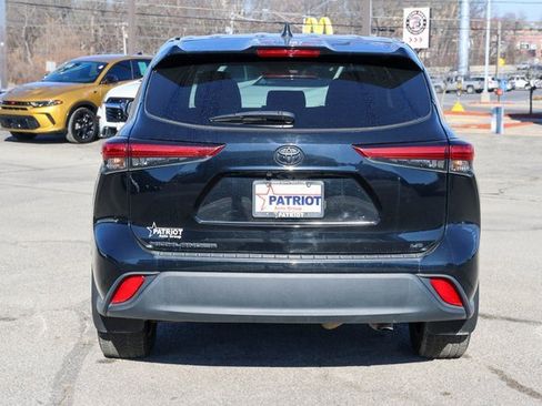 Used 2023 Toyota Highlander LE image 4