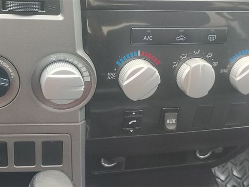 Used 2011 Toyota Tundra 4x4 CrewMax image 23