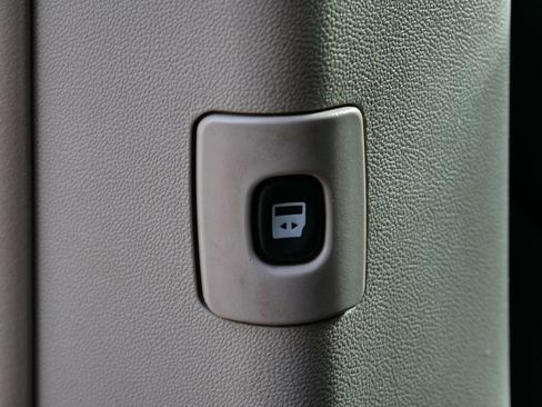 Used 2013 Chrysler Town & Country Touring image 20