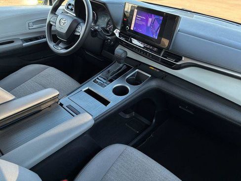 Certified 2025 Toyota Sienna LE FWD image 18