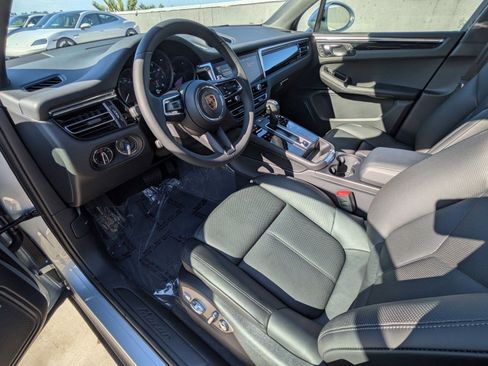 Certified 2025 Porsche Macan AWD/4WD image 4