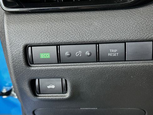 Used 2025 Nissan Sentra SV FWD image 16