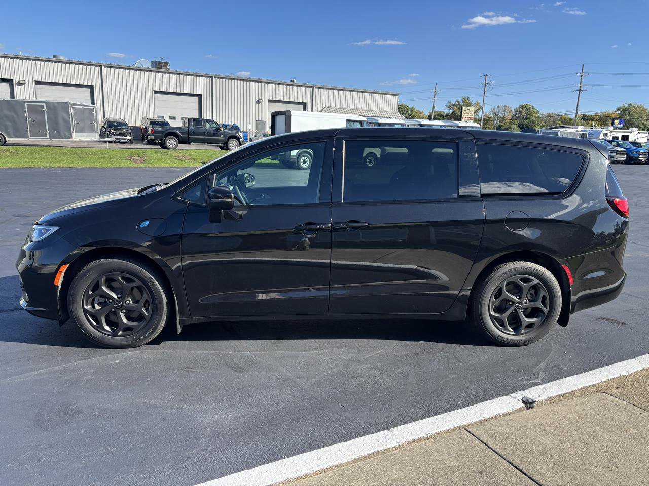 Used 2023 Chrysler Pacifica Touring-L w/ Uconnect Theater Family Group FWD image 6