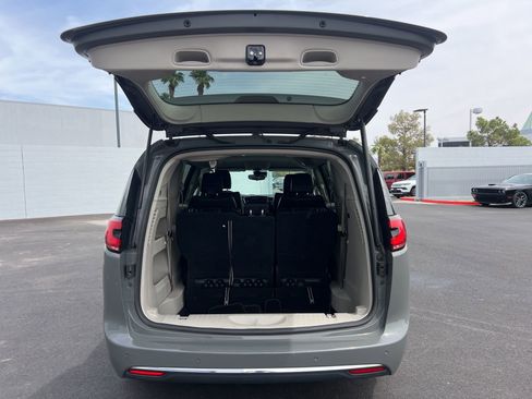 Used 2023 Chrysler Pacifica Touring-L image 14